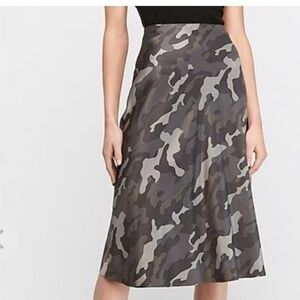 EXPRESS Satin‎ Dark Camo Midi Skirt SM Flouncy Zip Gray Black Fall Neutral Read